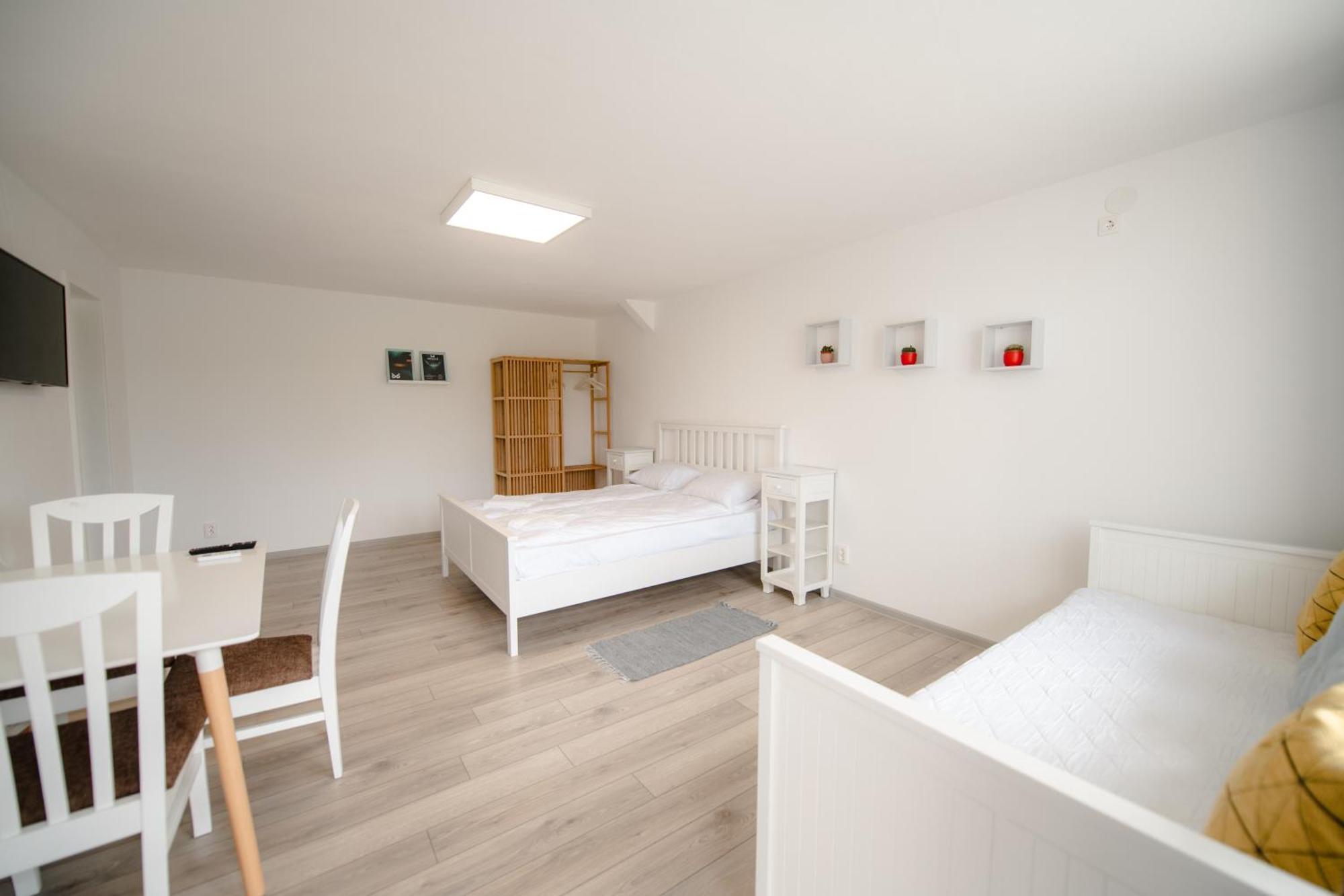 Pixel Guesthouse Tirgu Secuiesc Exterior photo