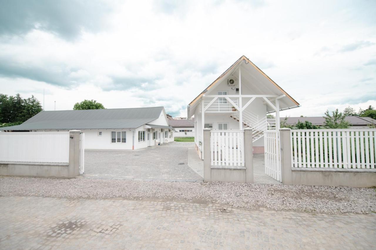 Pixel Guesthouse Tirgu Secuiesc Exterior photo