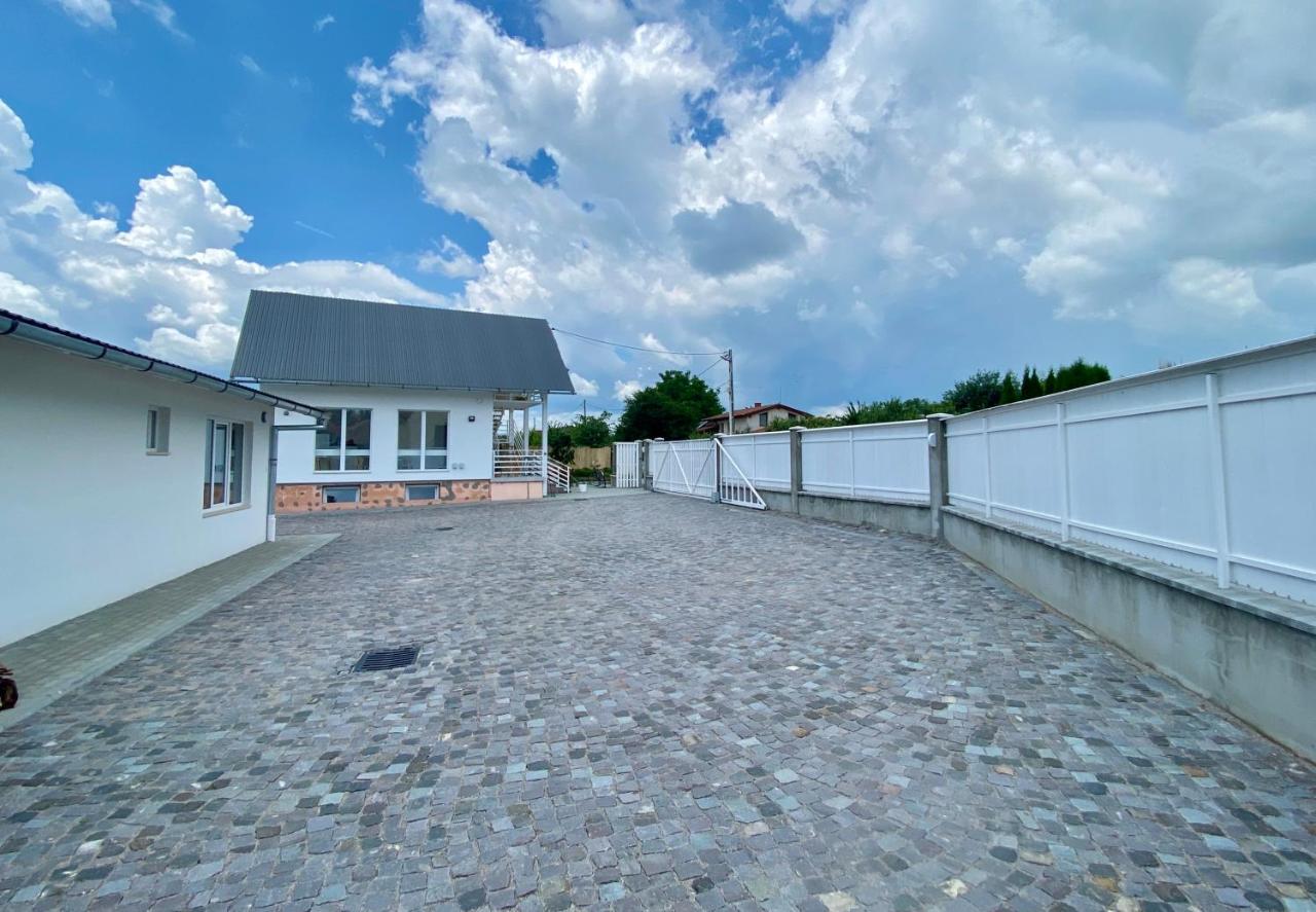 Pixel Guesthouse Tirgu Secuiesc Exterior photo