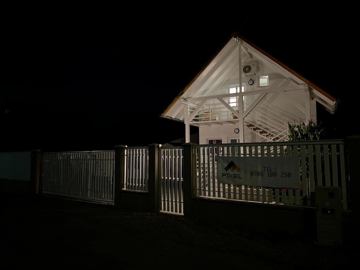 Pixel Guesthouse Tirgu Secuiesc Exterior photo